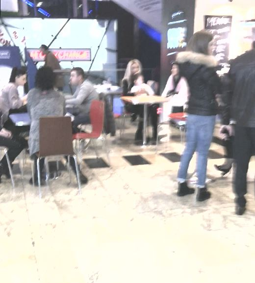 Au terminat shoppingul și s-au instalat la masă