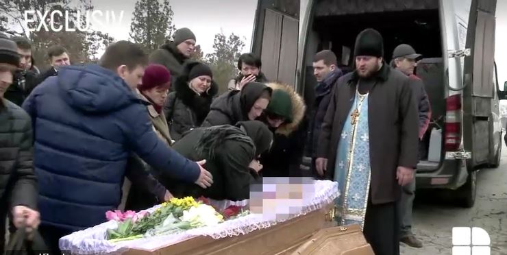 Scene zguduitoare la înmormântarea actriței ucise de soț: ”Doamne, ia-mă pe mine!”