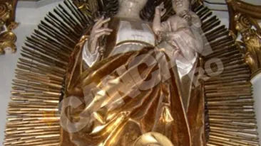 Sute de mii de oameni din tara si strainatate vin la statuia Fecioarei facatoare de minuni din Harghita