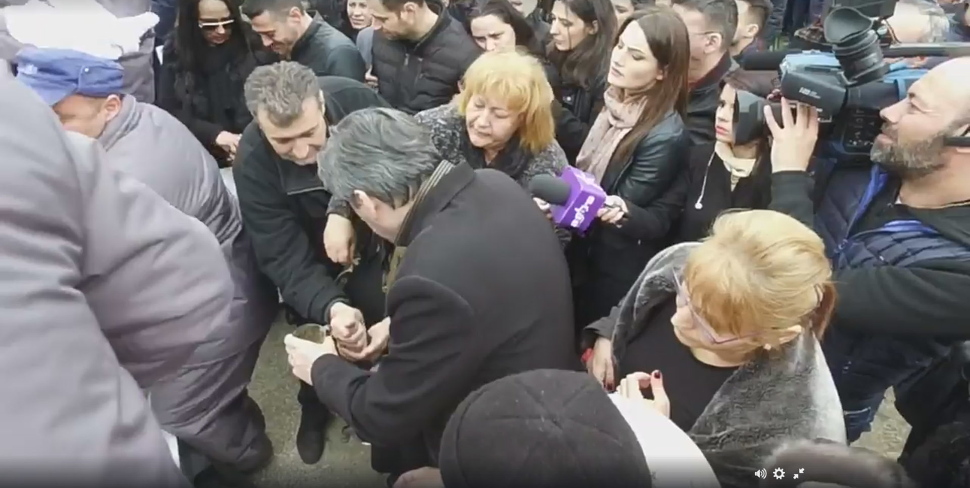 Sicriul în care se află Ileana Ciuculete este coborât în groapă