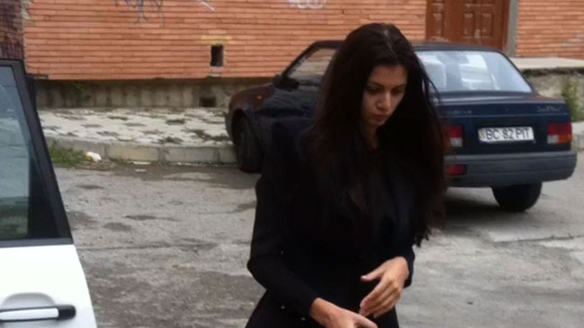 Surorile Gabor le-au dus bere si mancare groparilor. Vezi ce curiozitate a avut Ramona in legatura cu groapa mamei sale