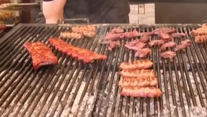 Motivul pentru care e interzis să pui carnea pe grătar cu flacăra directă. Îți pune sănătatea în pericol