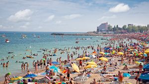 Apariţie înfricoşătoare pe plaja din Costineşti! Ce au adus valurile la mal: "Adu-mi telefonul să fac o poză!"