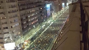 Proteste masive în Capitală! Peste 20.000 de oameni au ieşit în stradă