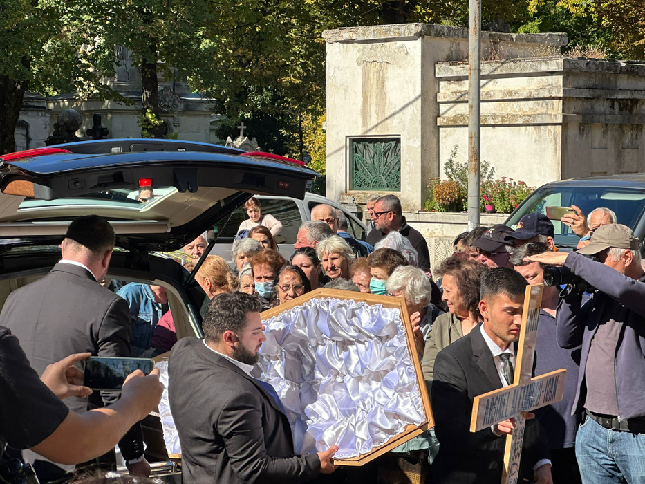 Alexandru Arșinel a fost înmormântat în cimitirul Bellu, duminică, în jurul prânzului (Foto: CANCAN.RO)