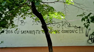 Misteriosul mesaj „Jos cu sataniștii care ne conduc” ascunde un indiciu despre autor. Cine scrie pe clădirile din București