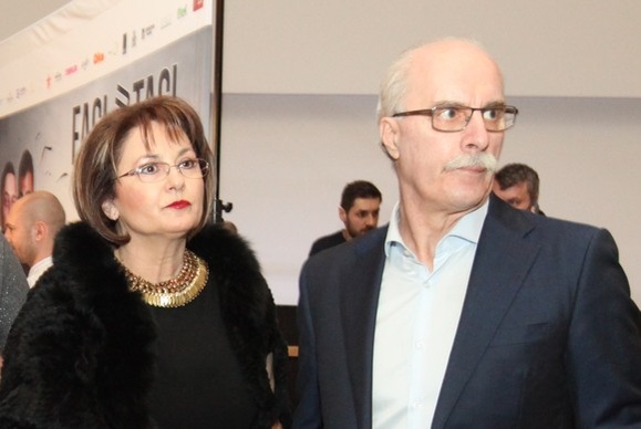 Mariana Bitang și Octavian Bellu, pe covorul roșu întins pentru premiera filmului “Faci sau taci”. Sursa foto: Sever Gheorghe/click.ro