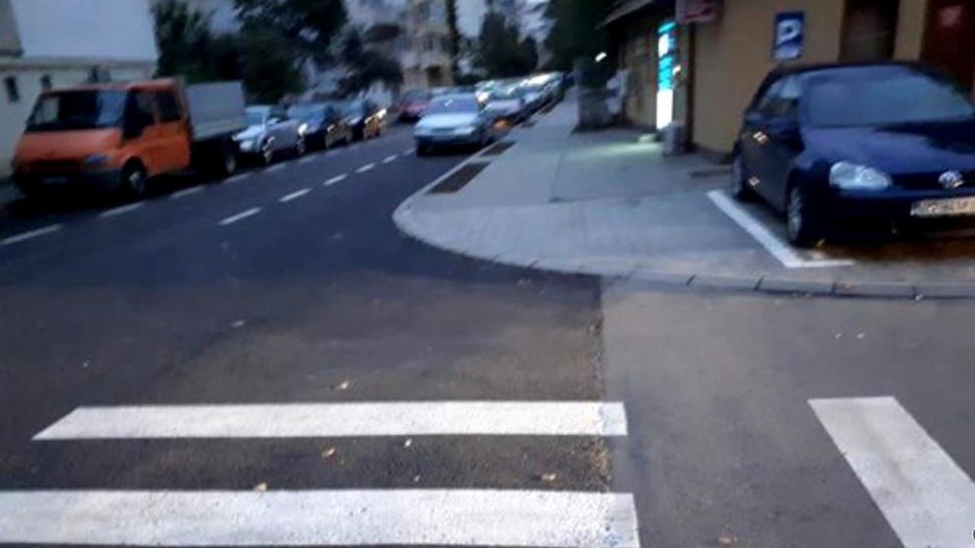 Trecerile de pietoni din Focșani au devenit virale pe Facebook. Marcajele rutiere au fost realizate greșit