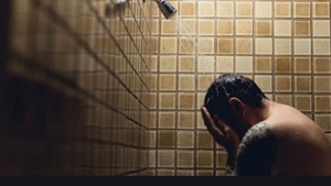 Un băiat din Deva a fost violat de două femei în faţa iubitei: „A fost pus în genunchi, pe cioburi, şi obligat să le sărute în zonele intime”