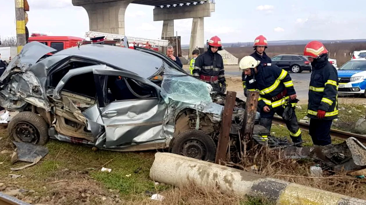 Accident grav în Tecuci! Un autoturism a fost lovit de un tren Interregio