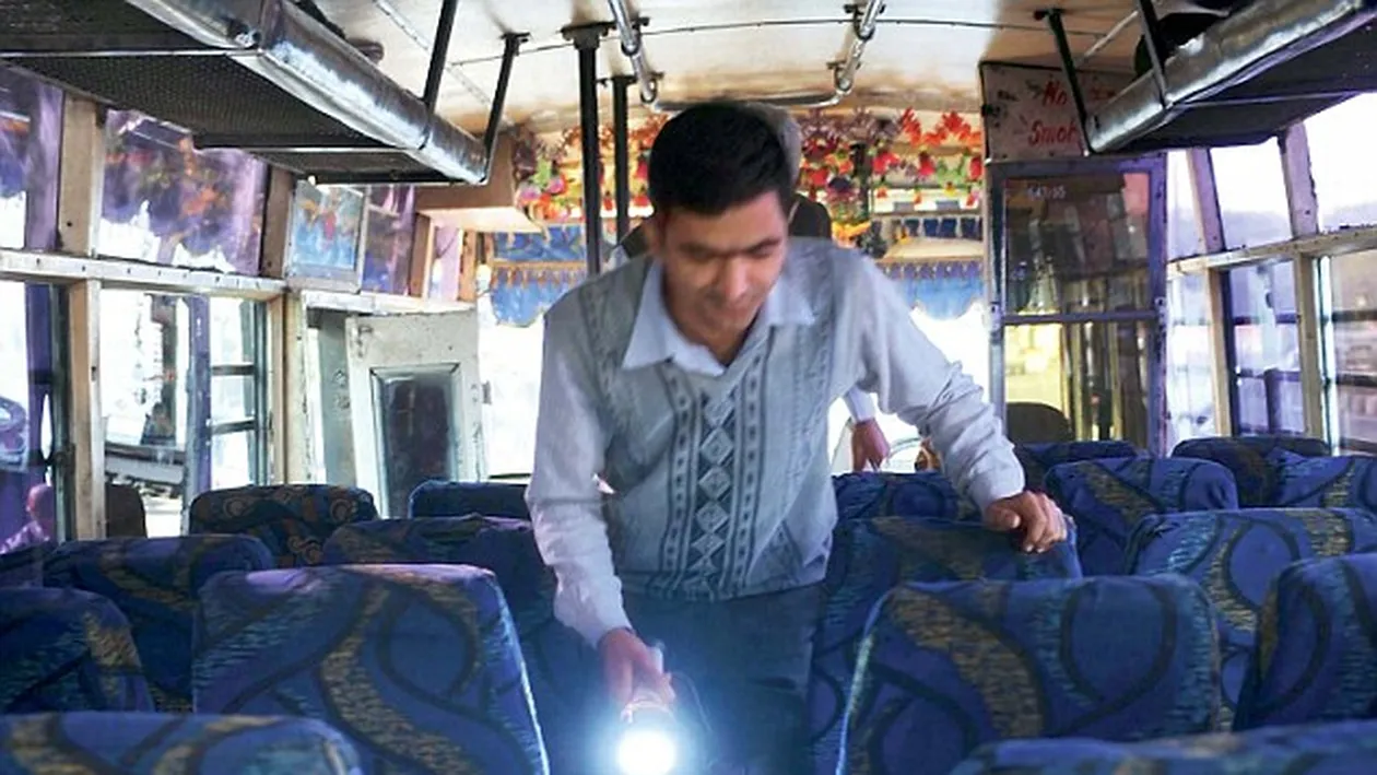 O tânără de 23 de ani a fost violată de 7 bărbaţi într-un autobuz! Agresorii i-au atacat-o cu o bară de fier!