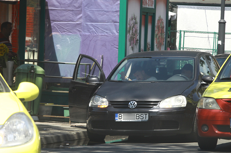 Budescu arată semne obscene când intră în maşină