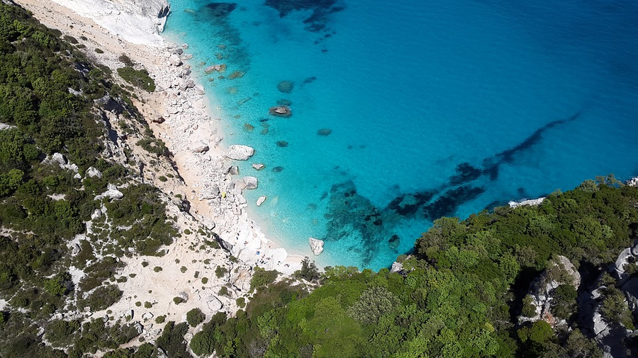 Un cuplu din Franța a furat nisip de pe o plajă din Sardinia și riscă 6 ani de închisoare © pixabay.com