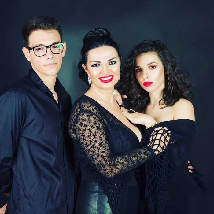Ozana Barabancea, alături de cei doi copii ai ei