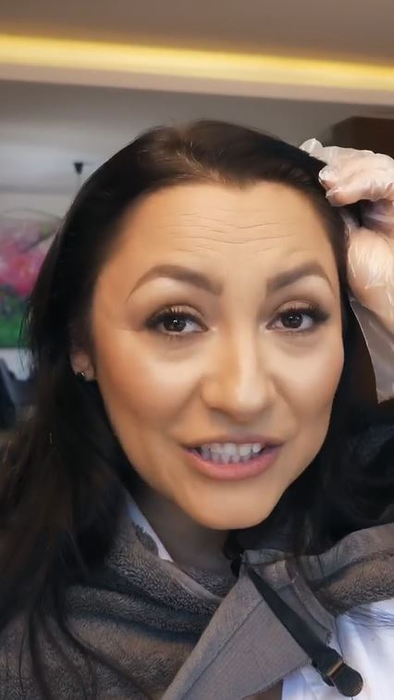 Andra, în ipostaze nemaivăzute până acum! S-a filmat în timp ce se vopsește singură acasă. Ce s-a întâmplat după ce și-a aplicat vopseaua pe păr