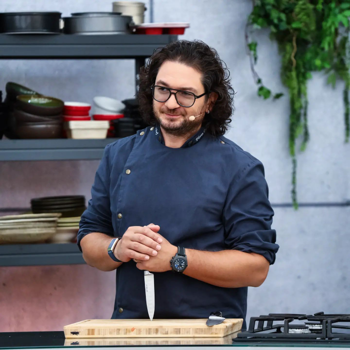 Florin Dumitrescu, despre relația cu fiicele: "Pentru ele sunt tati, nu sunt băiatul ăla de la televizor, dar câteodată mă ceartă că «tati, trebuie să fii mai drăguț, de ce l-ai certat pe omul ăla? Omul ăla, săracul!»" (Foto: Instagram)