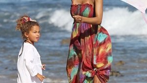 Halle Berry si-a invatat fiica sa ridice zmee