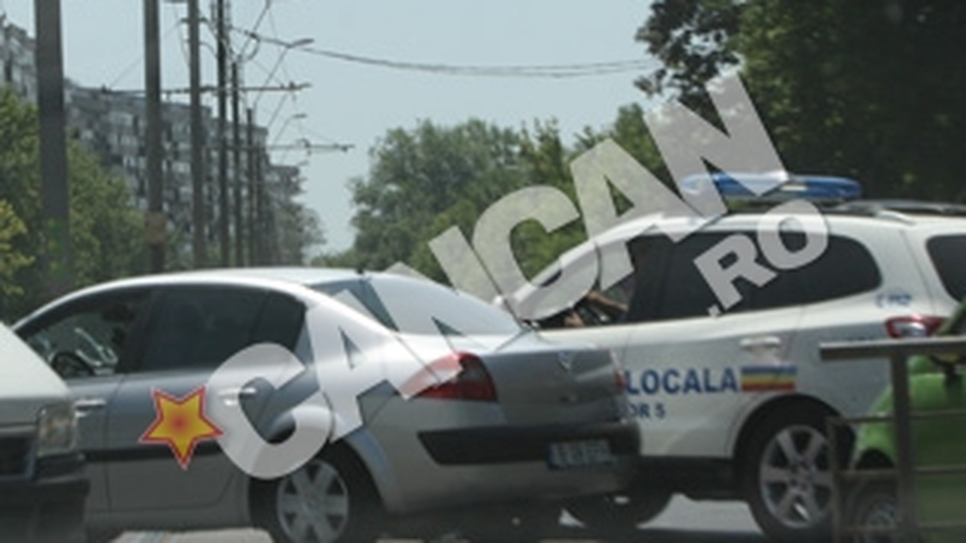 VIDEO Urmarire ca-n filme in fata unei sectii de votare! Masina cu bodyguarzi, oprita de politisti in sectorul 5!