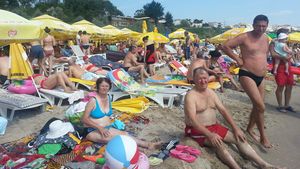 Primul weekend de august pe litoralul romanesc: la benzinarii se sta la coada, turistii fac plaja langa mormane de gunoi