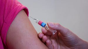 Campanie inedită: tineri vaccinați anti-COVID la terasă, în Timișoara. “E o bucurie pentru toți!”