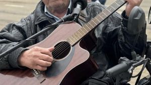 Unul dintre cei mai vechi cântăreți a ajuns să cânte pe stradă, pentru bani. Cât produce într-o zi de ”muncă”