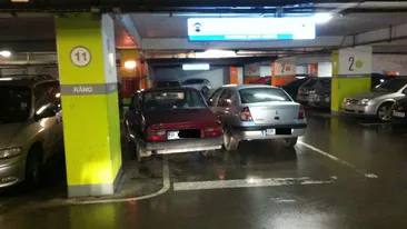 Românii au rupt mall-urile în două! Uite în ce hal au ajuns să-şi lase maşinile din cauza aglomeraţiei