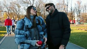 ILINCA VANDICI şi CĂTĂLIN BOTEZATU, plimbare în doi prin Herăstrău! Cei doi au fost surprinşi în timp ce beau...