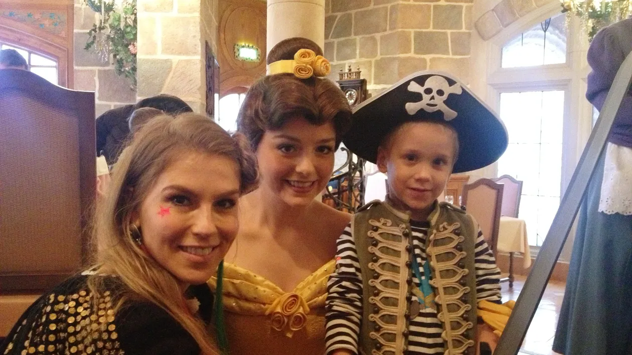 Corina s-a intors de la Paris cu inima franta! Vezi prin ce peripetii a trecut artista