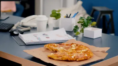 Ce tip de mâncare ar trebui să evite persoanele care lucrează în tura de noapte, potrivit unui medic nutriționist