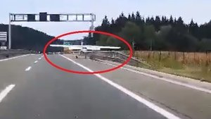 Un avion de mici dimensiuni a aterizat de urgenţă pe o autostradă din Croaţia. Momentul a fost filmat