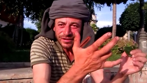 Am trait s-o vedem si pe asta! Un bucurestean face bani frumosi din cantatul la... frunza!