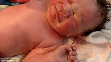 Ironia sorţii! Ce ţine bebeluşul în mână, la naştere! Medicii au fost şocati şi poza a fost distribuită de 70.000 de ori pe Facebook