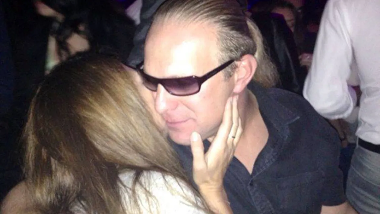 INTERZIS MINORILOR: Un faimos cantaret din Romania, fotografiat la masaj erotic! Vezi cum TRAGE de SANI o bruneta goala