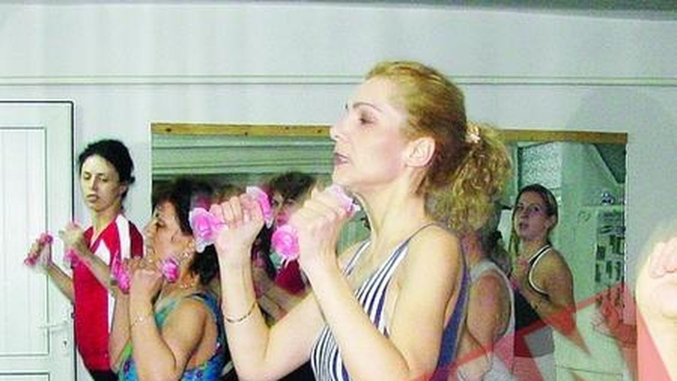 "Elena Udrea" a Olteniei face fitness pentru campania electorala