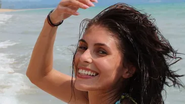 Ce femei frumoase a avut Smiley! Uite-o pe fosta lui iubita in costum de baie! Are un posterior extrem de apetisant