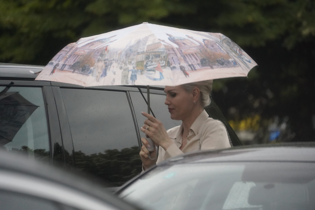 Cristina Rus se protejează de ploaie cu o umbrelă (Foto: CANCAN.RO)