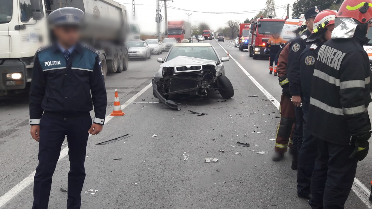 Încă un accident cu microbuz. Două persoane primesc îngrijiri medicale. Trafic blocat de DN72