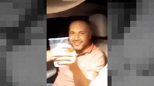 Vicele nărăvaș din Răsuceni s-a dezlănțuit în crucea nopții. „Dan Bilzerian de Giurgiu”, show cu băutură și manele la volan și o domniță super dotată