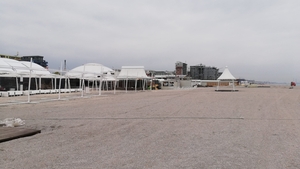 Cât de mult s-a lărgit plaja de la Mamaia! Imaginile spun totul: abia se vede marea