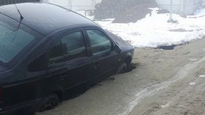 Un drum din Dolj s-a surpat sub greutatea unei mașini. A fost nevoie de o macara să fie recuperată