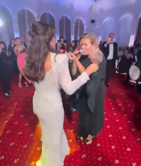 Gina Pistol a cântat la nunta Monicăi Bîrlădeanu cu Valeriu Gheorghiță! Așa n-ai mai văzut-o pe prezentatoarea MasterChef, de la PRO TV