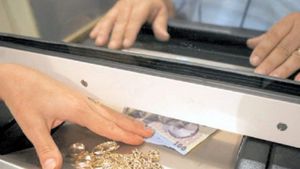 Cum a fost o ieșeancă păcălită de o casă de amanet. A cumpărat o brățară din aur, dar când a ajuns acasă, a avut parte de un șoc