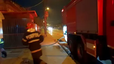 Incendiu puternic la Lugoj. 20 de persoane au fost evacuate de pompieri