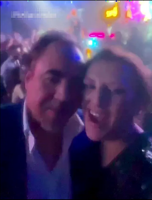 Regizorul și Maria Blacioti au petrecut până în zori de Revelion, alături de prietenii și fiicele iubitei /Foto: Instagram 