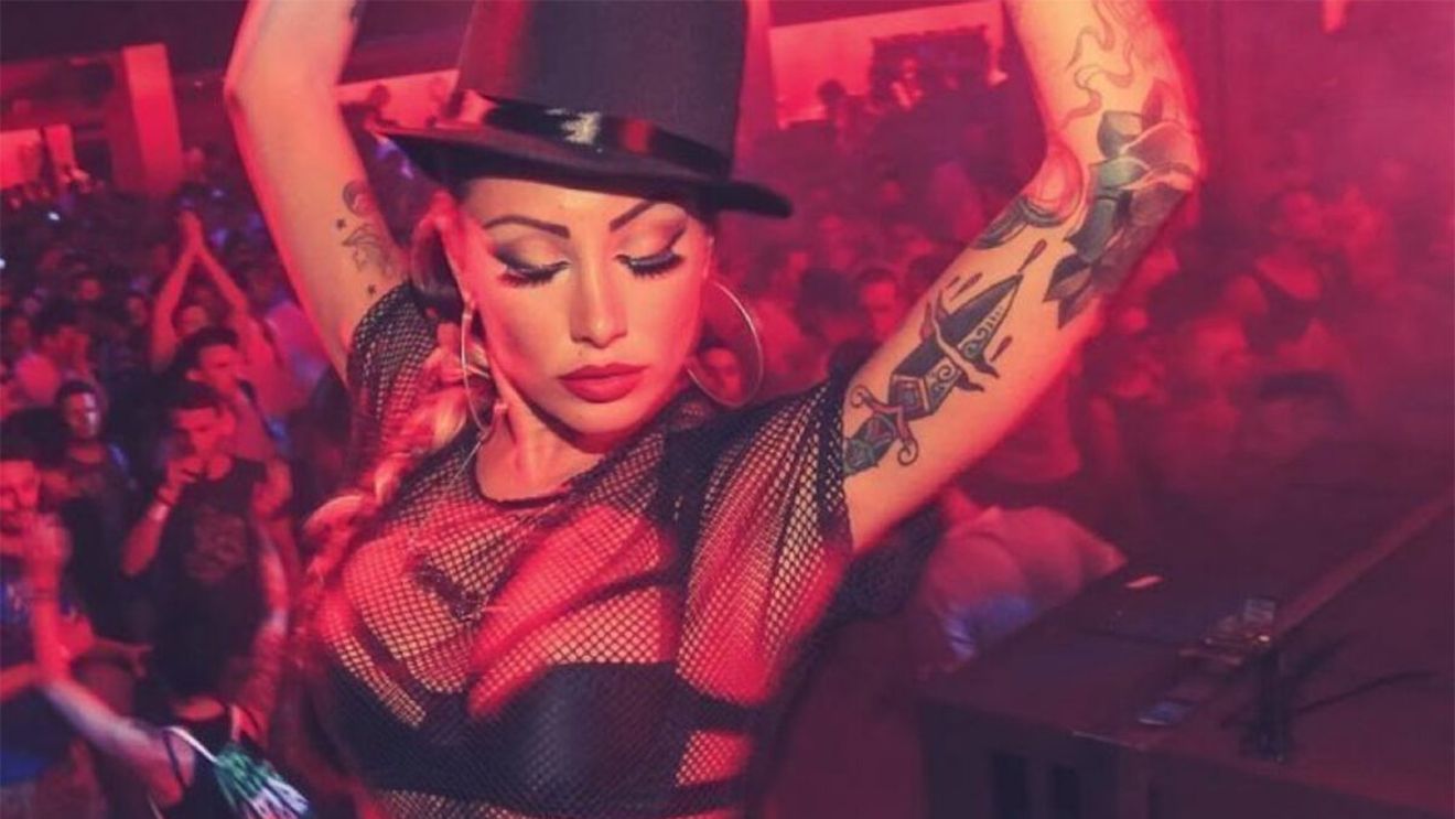 Ce salariu primește o femeie din România care lucrează ca animatoare în Ibiza. Are cazarea asigurată și primește 3 mese/zi