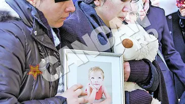 Alexandra, fetita inecata de tatal ei in lacul Tarnita din Cluj, a fost condusa pe ultimul drum. Inmormantata cu ursuletul preferat