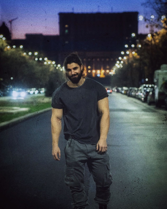 După refuzul potențialelor concurente de a se înscrie la emisiune, Costin Gheorghe a fost înlocuit de Andi Constantin (Foto: Instagram)