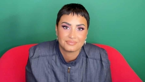 Demi Lovato, declarații-șoc: „Nu mă identific nici ca femeie, nici ca bărbat”. Cântăreața este dependentă de droguri și alcool