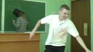 Nu mai exista pic de respect! O profesoara a plictisit atat de tare un elev, incat acesta i-a pus cosul de gunoi in cap - VIDEO Incredibil!