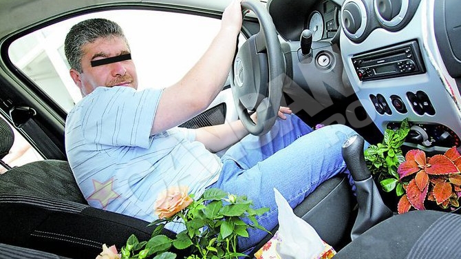 Sirianul care isi transformase masina in sera pe patru roti a divortat dupa 13 ani de casnicie! Taximetristul romantic si-a lasat nevasta fara copii